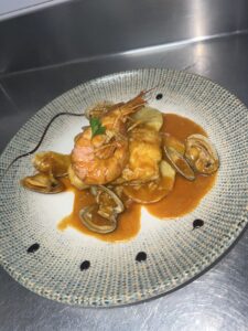 Merluza del pintxo con almejas, Gambón y salsa rubia
